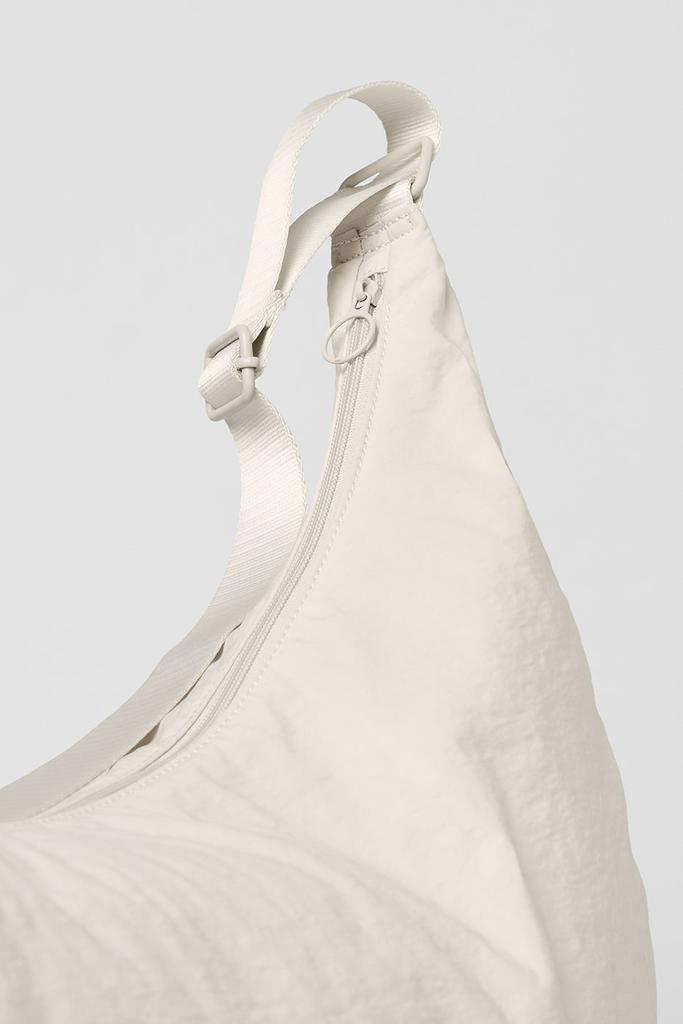 新作!! Alo Yoga On The Go スリングバッグ The Gym Bag That Can Be Used for So Much More - Fashionista
