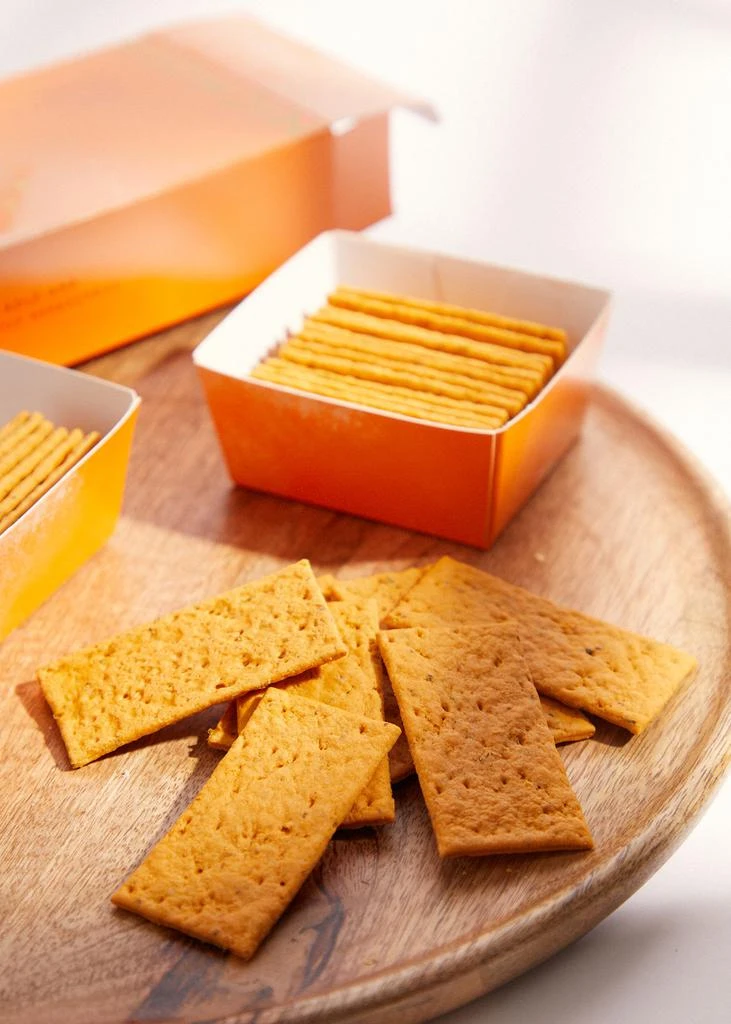 Harvey Nichols Tomato & Oregano Crackers 150g 3