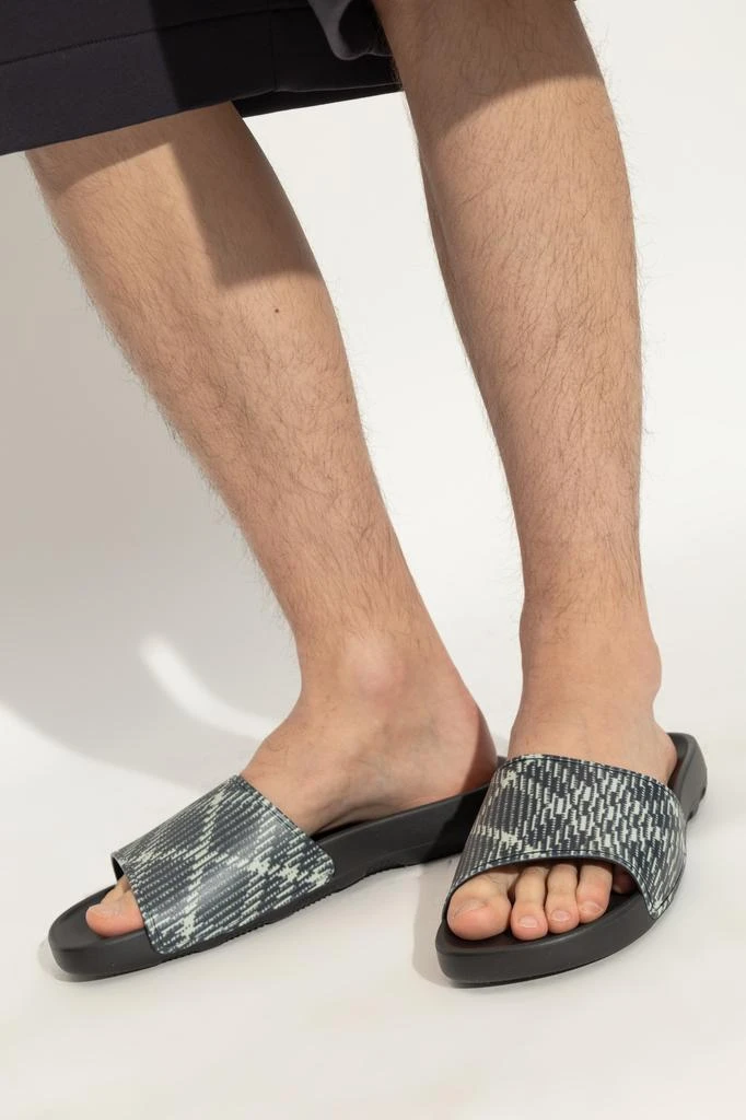 Burberry Slides Dive 2