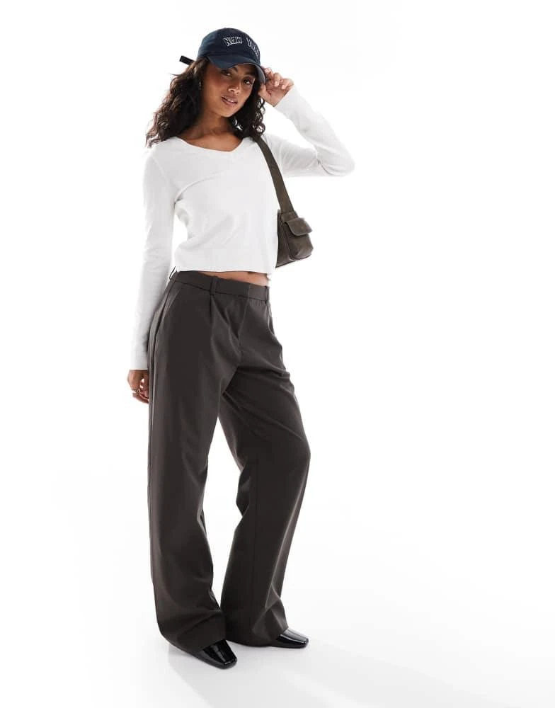 Stradivarius Stradivarius v neck jumper in cream 2