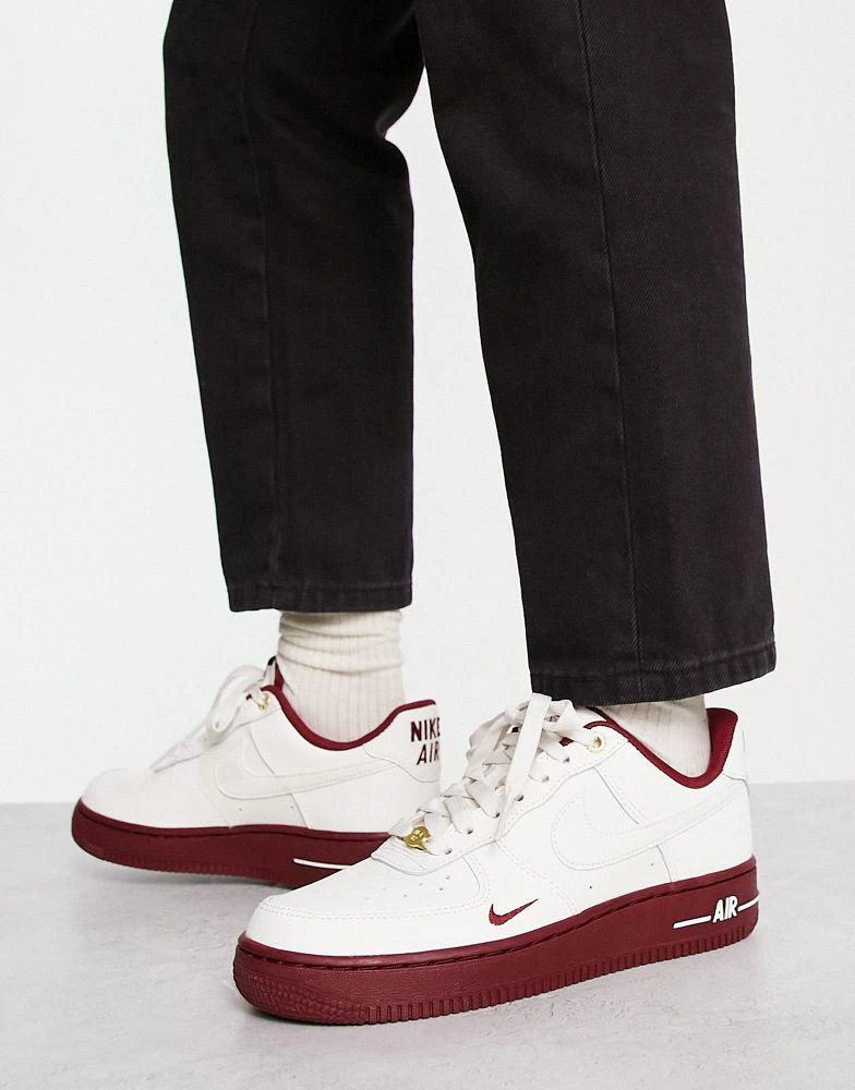 NIKE Nike Air Force 1 '07 40th anniversary trainers in sail white and team red 1