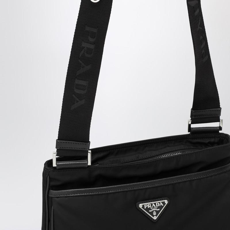 ショルダーバッグ PRADA BLACK RE-NYLON MESSENGER BAG Prada Re-Nylon Messenger Bag | Black | FARFETCH