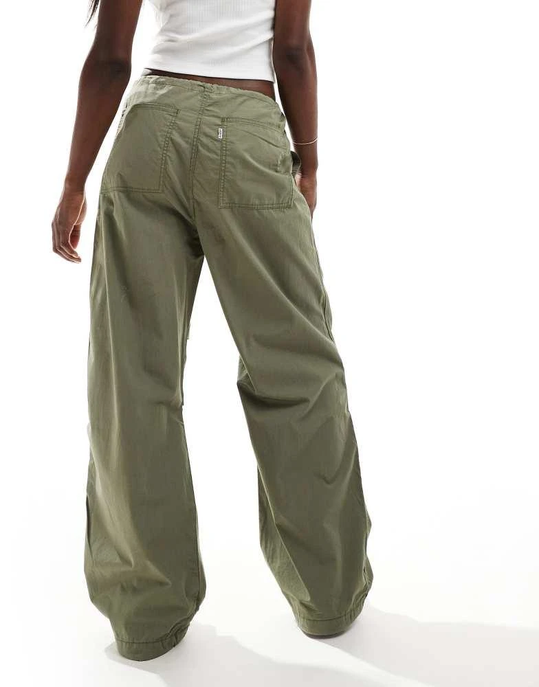 Levi's Levi's parachute pant with elastic waist drawcord in green 5