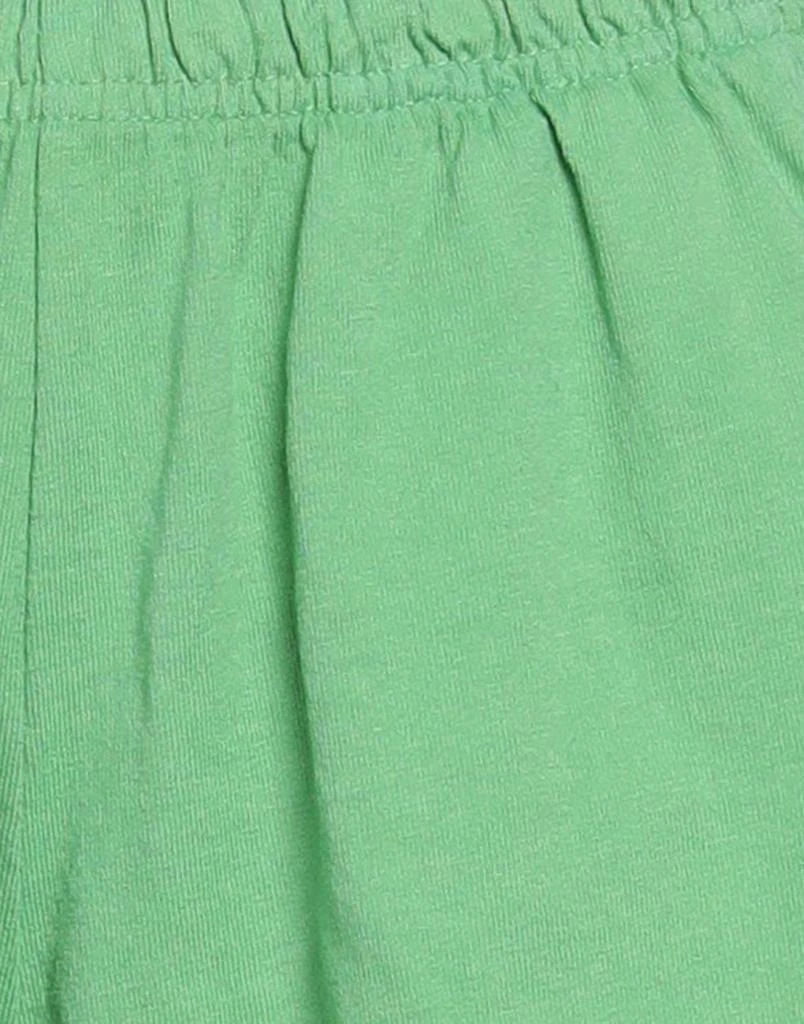 Sporty
Rich Shorts
Bermuda 4