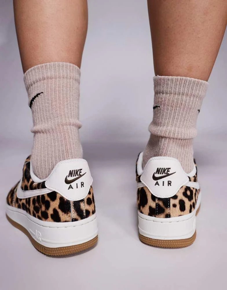 NIKE Nike Air Force 1 
07 unisex trainers in leopard and white 3