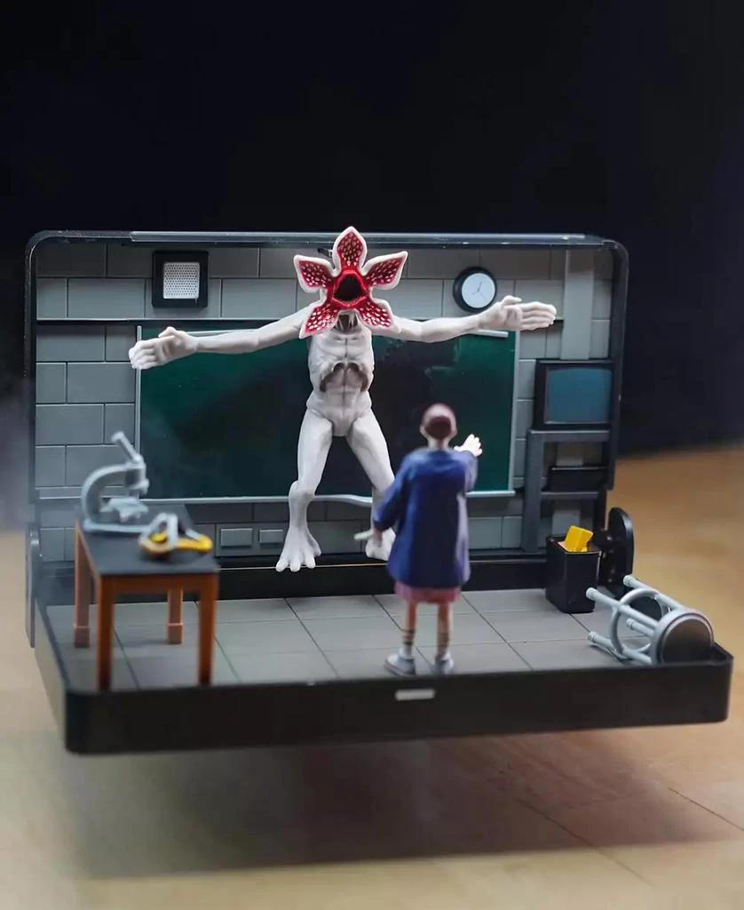 Wilder Toys Console Heroes VHS Stranger Things Eleven vs. Demogorgon Compact Playset 4