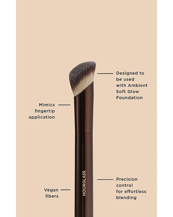 HOURGLASS Ambient Soft Glow Foundation Brush