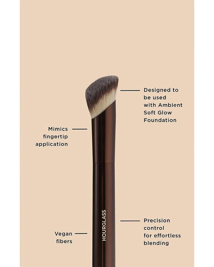 HOURGLASS Ambient Soft Glow Foundation Brush 2