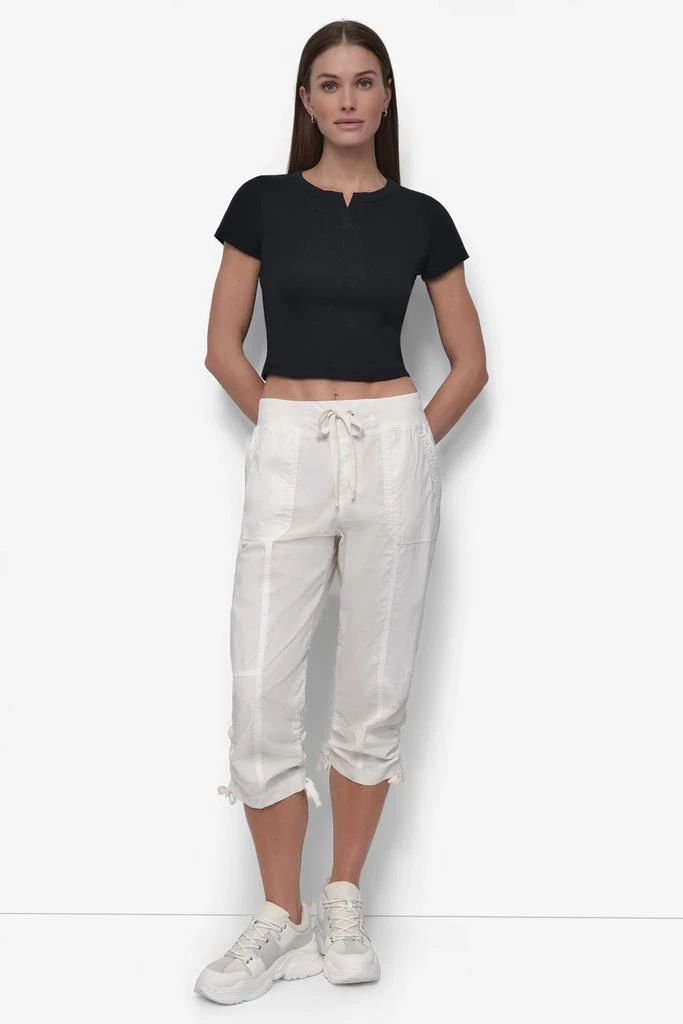DKNY CROPPED NOTCH NECK PERFORMANCE TEE 6