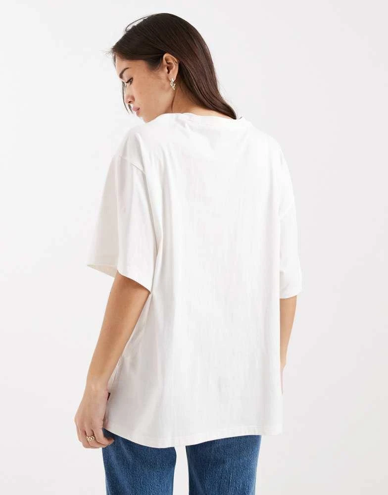 Levi
s Levi
s oversized foil cowboy graphic tee in white 4