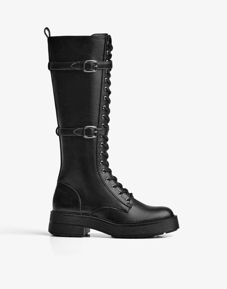 Bershka Bershka Flat gaiter boots with fringing in black - Boots