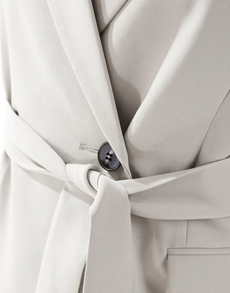 ASOS ASOS DESIGN Curve sleeveless tailored blazer with tie waist in light grey 2