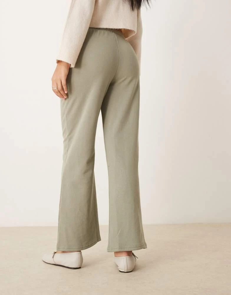 New Look New Look wide leg joggers in khaki 4