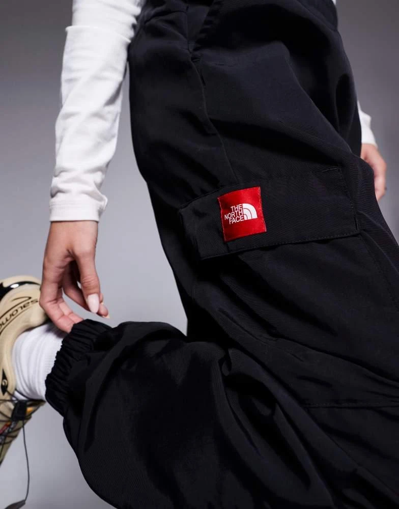 The North Face The North Face Seven Summits Himalayan cargo track pants in black 3