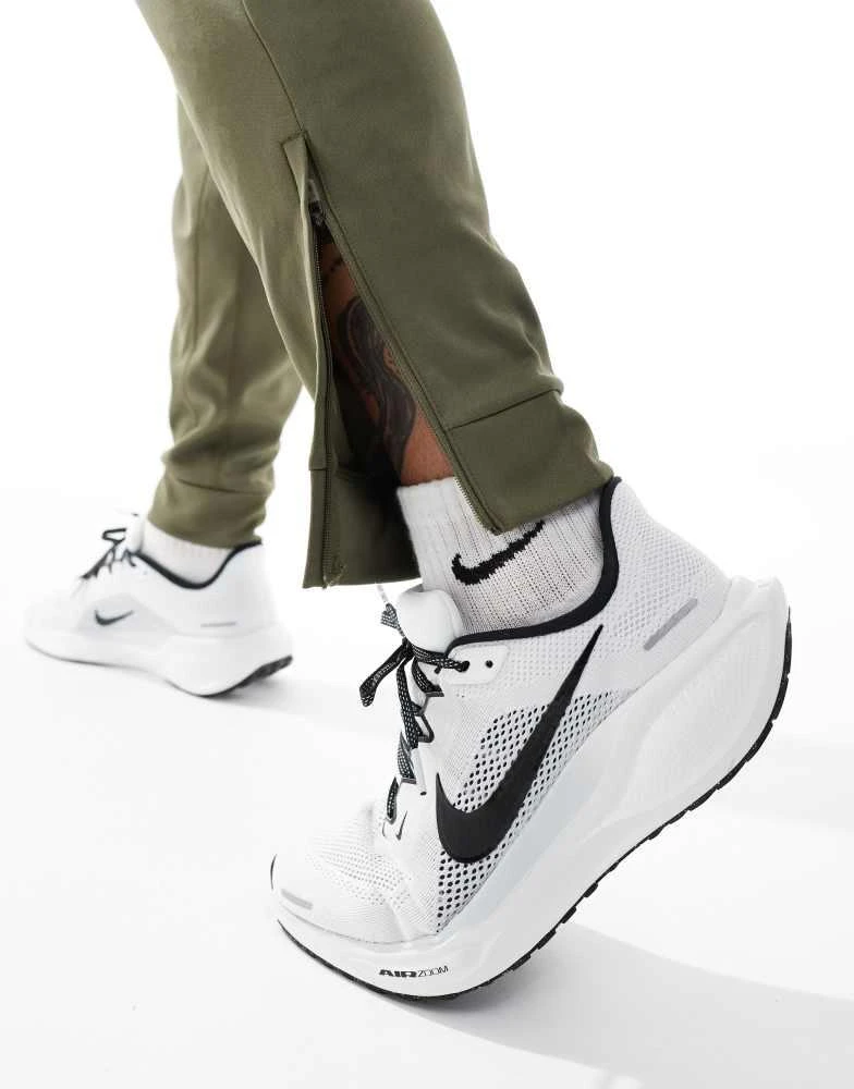 NIKE Nike Training Totality joggers in khaki 4