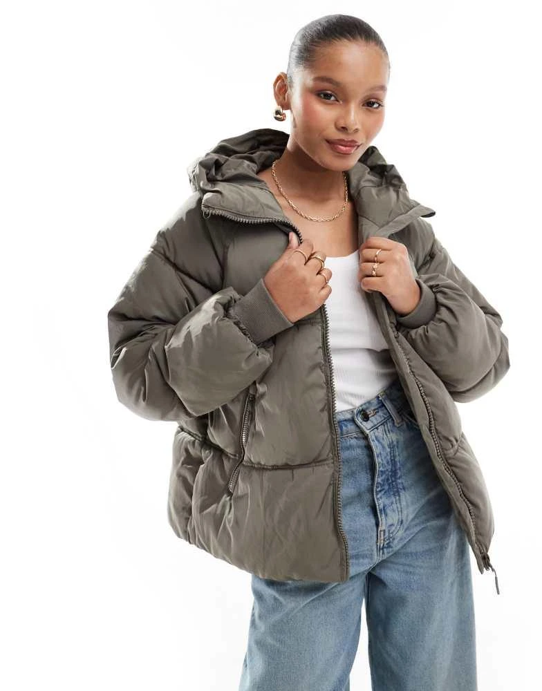 Pull&Bear Pull&Bear padded puffer jacket with hood in taupe grey 1