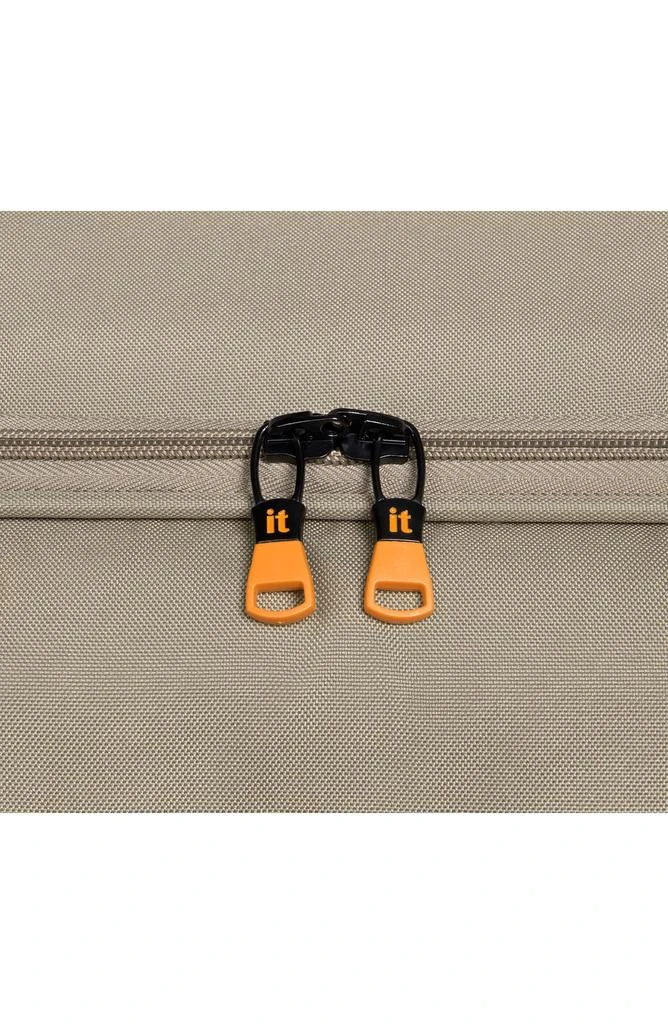 it luggage Compartment 27-Inch Softside Spinner Luggage 8