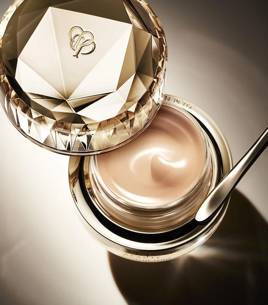 Cle de Peau The Foundation 4