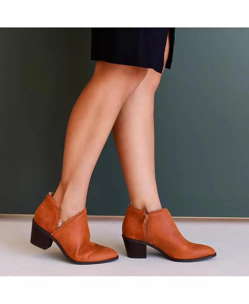 Journee Collection Women's Tessa Scalloped Block Heel Booties 7