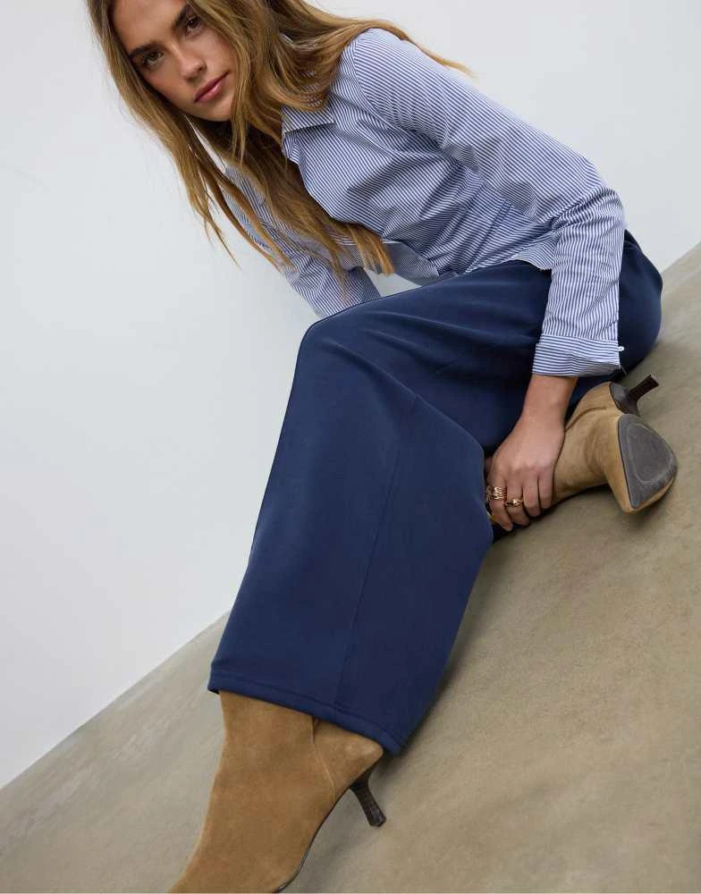 Stradivarius Stradivarius Soft-touch wide-leg jogger trousers with front seam detail in navy blue 4