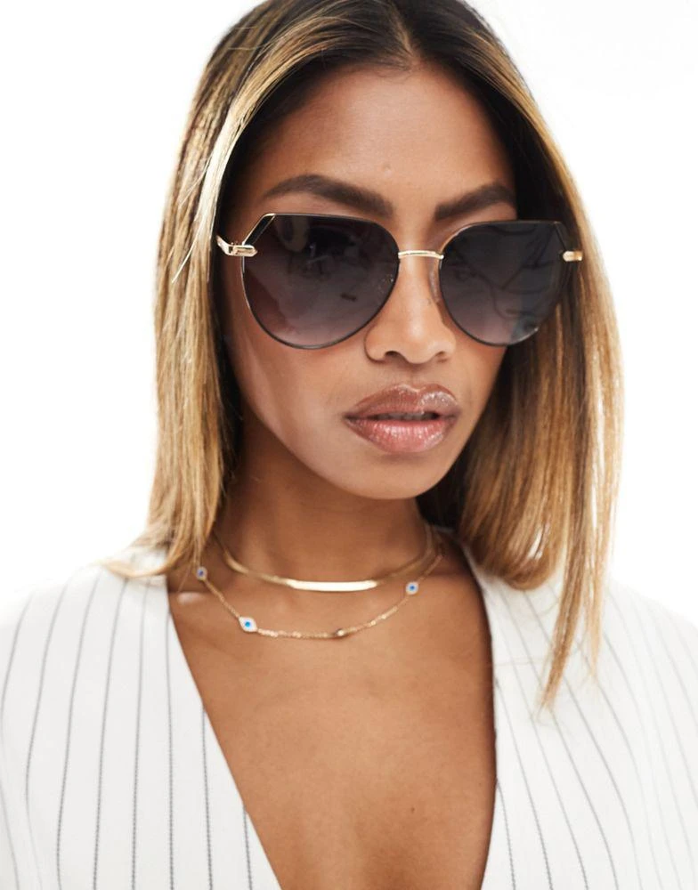 Quay Quay main character round sunglasses in gold 3