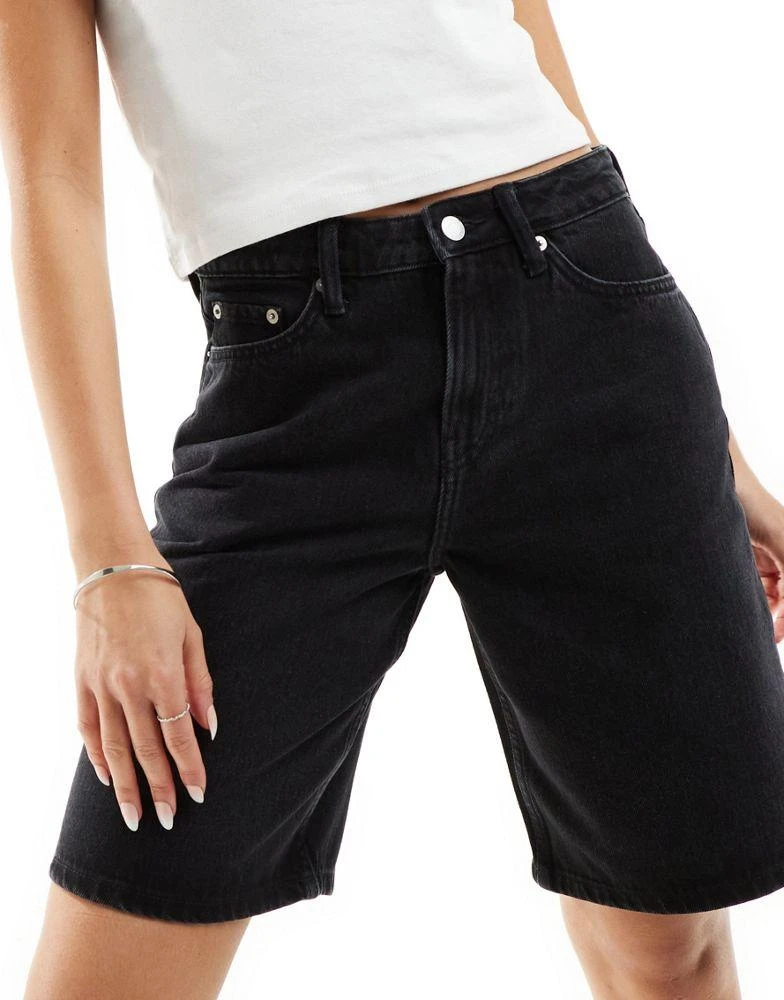 Weekday Weekday Monterey low waist wide leg denim shorts in tuned black 2