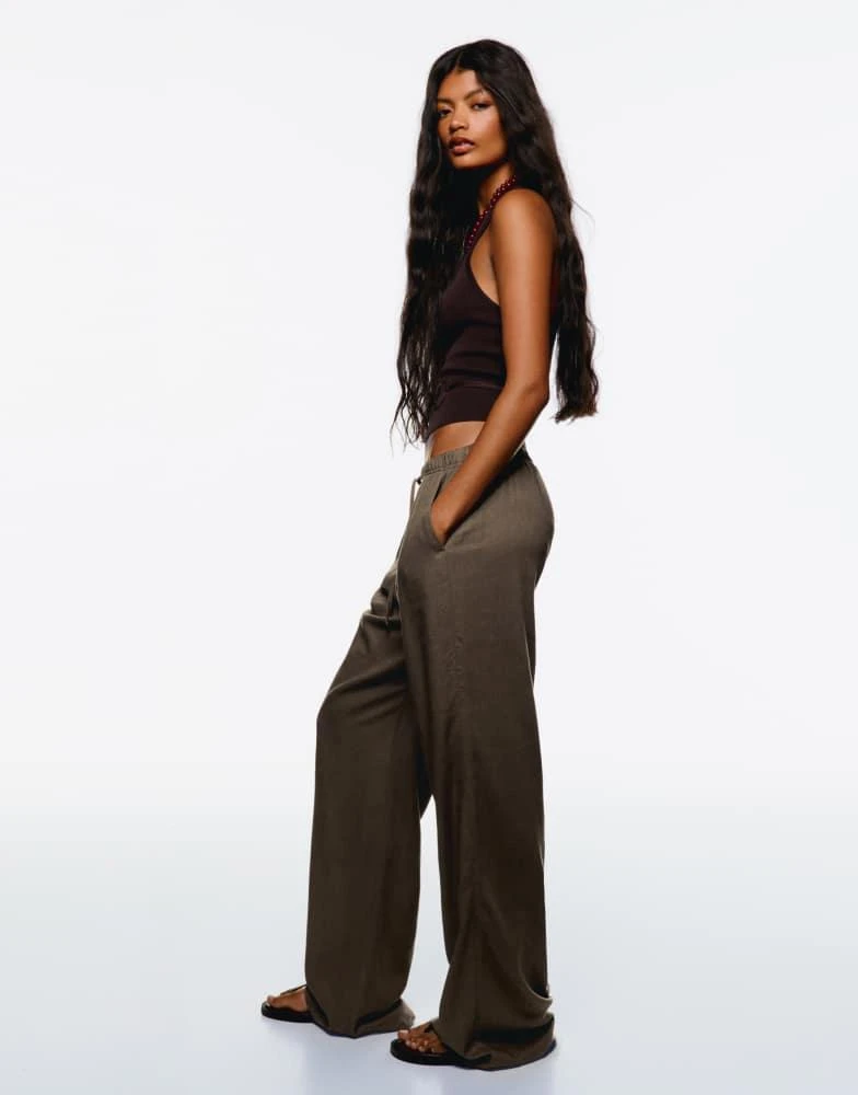 Bershka Bershka linen blend trousers with an elasticated waistband in sand 4