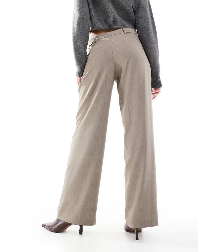 Bershka Bershka low rise wide leg tailored trousers in taupe 4