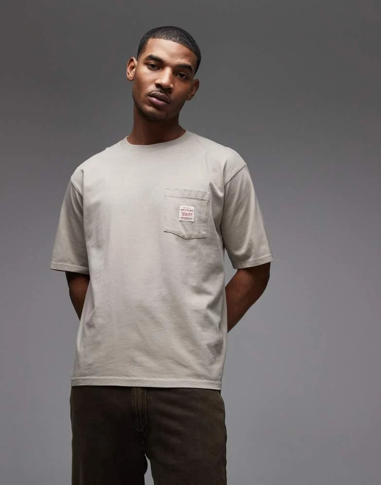 Levi
s Levi
s Workwear pocket logo t-shirt in brown