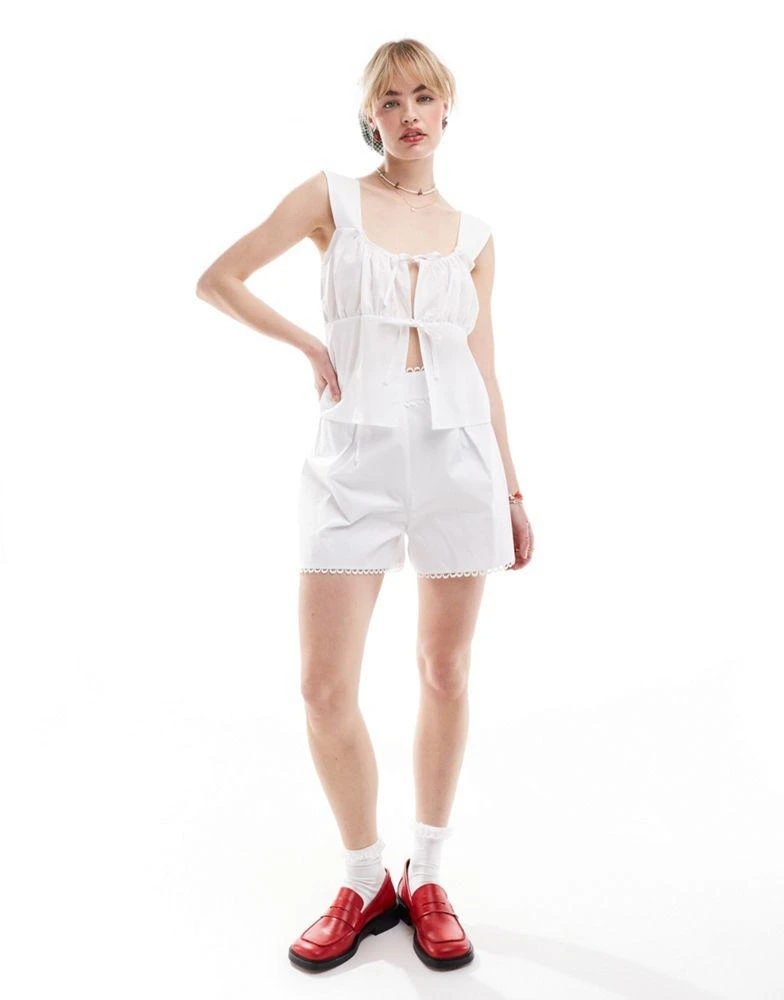 Glamorous Glamorous high-waist lace edge shorts in white 1