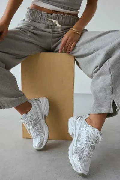 New Balance New Balance Women's 740 Sneaker 1