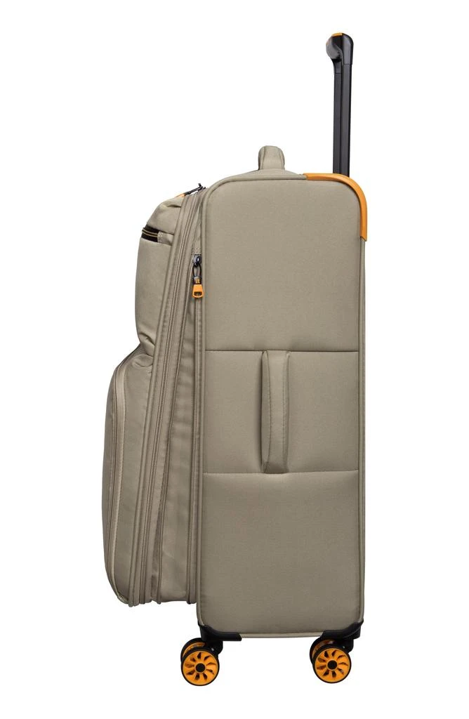 it luggage Compartment 27-Inch Softside Spinner Luggage 3