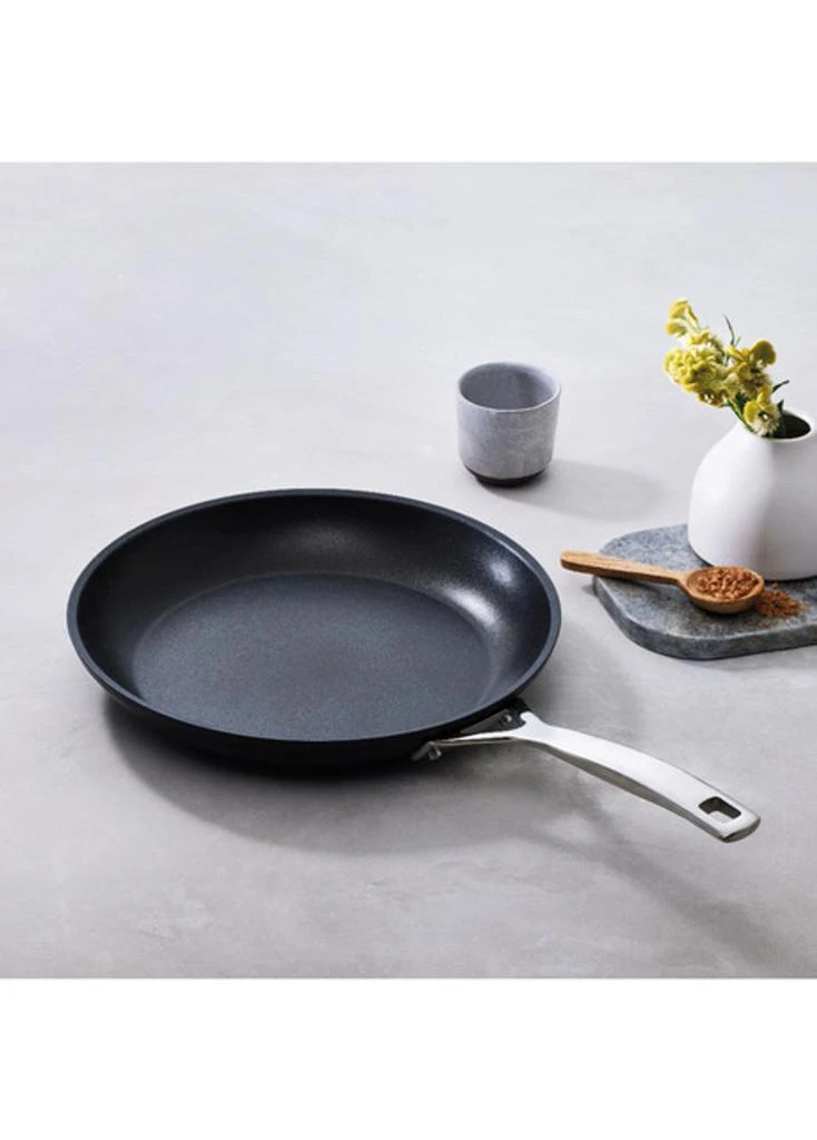 Le Creuset Toughened non-stick shallow frying pan 30cm 5
