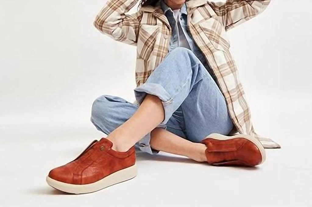 Strive Strive - Women
s Cosmic Athletic Slip-on Sneaker 3