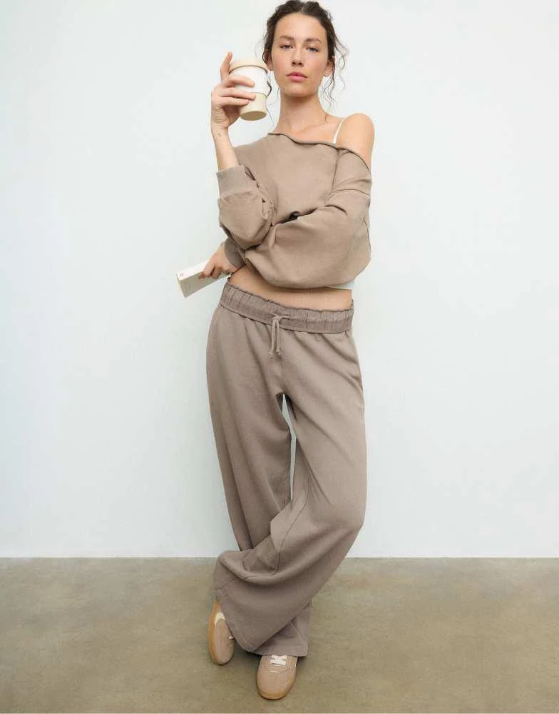 Stradivarius Stradivarius Washed effect straight-leg jogger trousers in beige