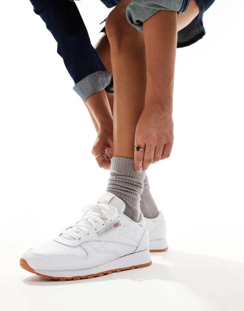 Reebok Reebok Classic Leather trainers in white with gum sole 1