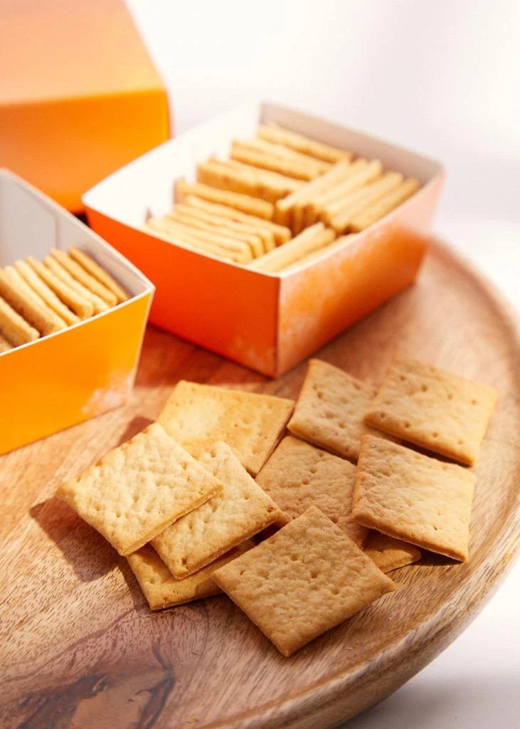 Harvey Nichols Cheddar Crackers 170g 3