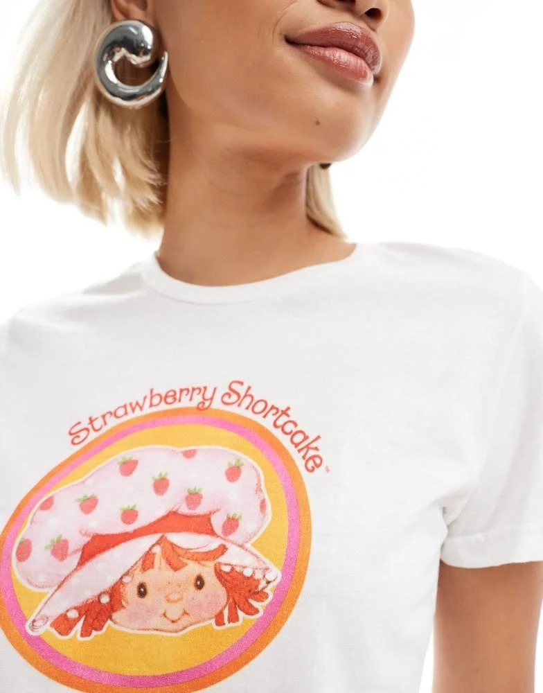 Daisy Street Daisy Street fitted baby tee with Strawberry Shortcake graphic in cream 3