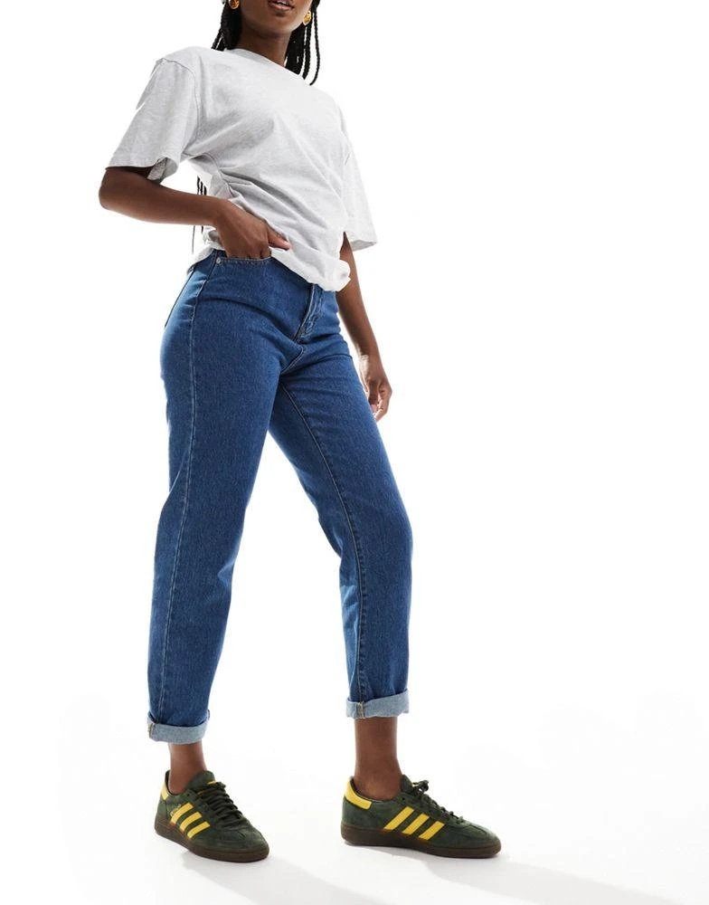 Don't Think Twice DTT Lou mom jeans in mid blue wash 2