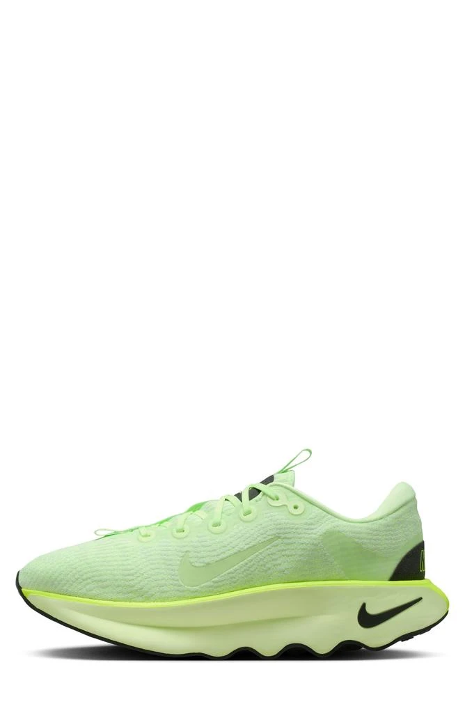 NIKE Motiva Walking Sneaker 2