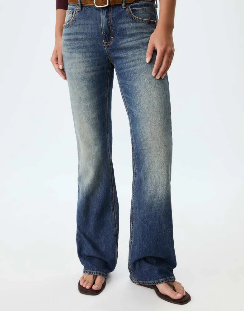 Stradivarius Stradivarius D68 boot-cut fit jeans with belt in medium denim wash 4