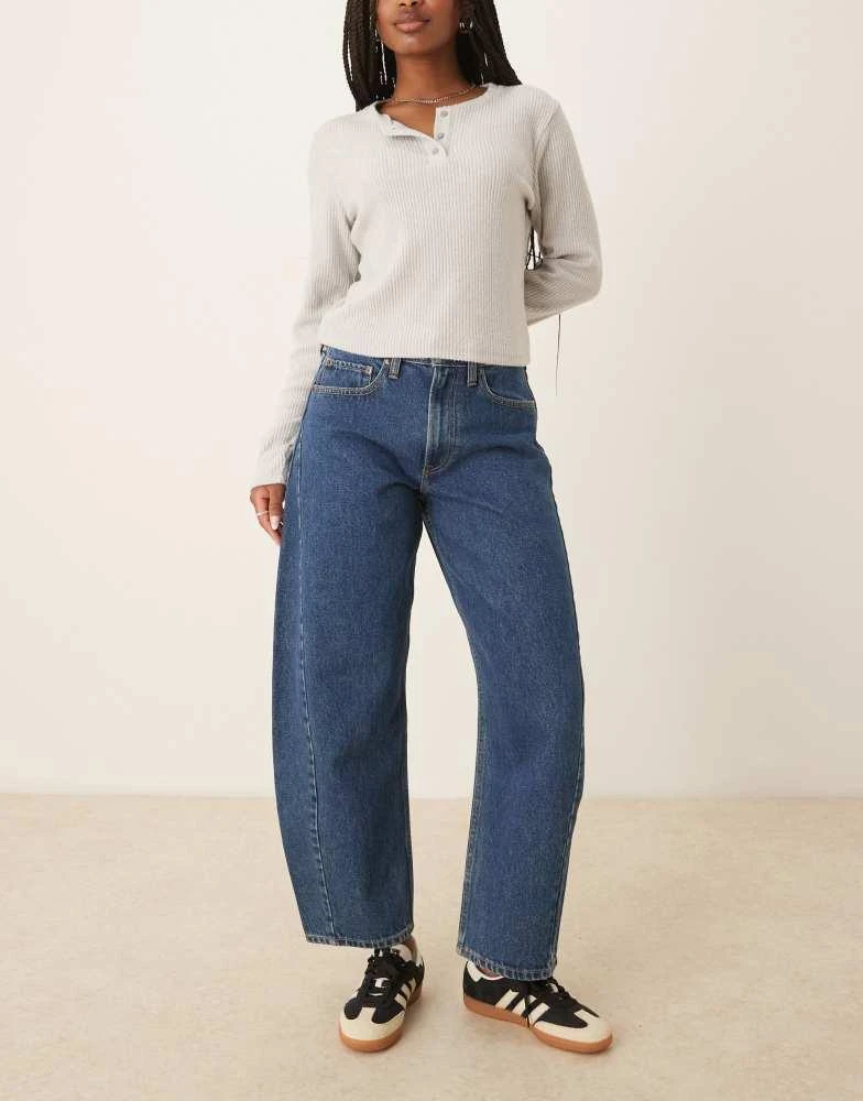 Abercrombie & Fitch Abercrombie & Fitch curve love mid rise barrel jean in medium wash 1