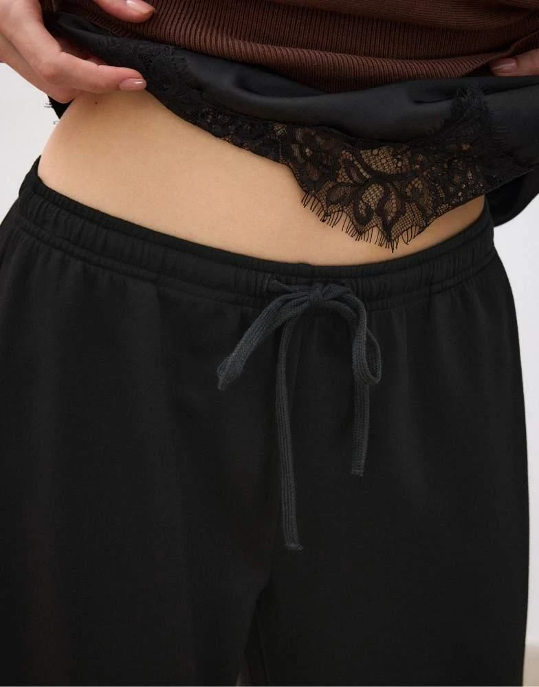 Stradivarius Stradivarius Soft-touch balloon jogger trousers in black 3