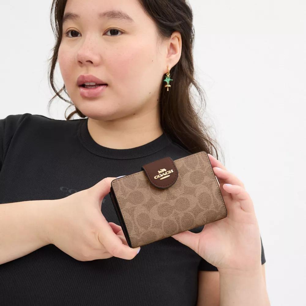 人気商品★COACH Medium Corner Zip Wallet In Signature Canvas COACH® Outlet | Medium Corner Zip Wallet In Signature Canvas
