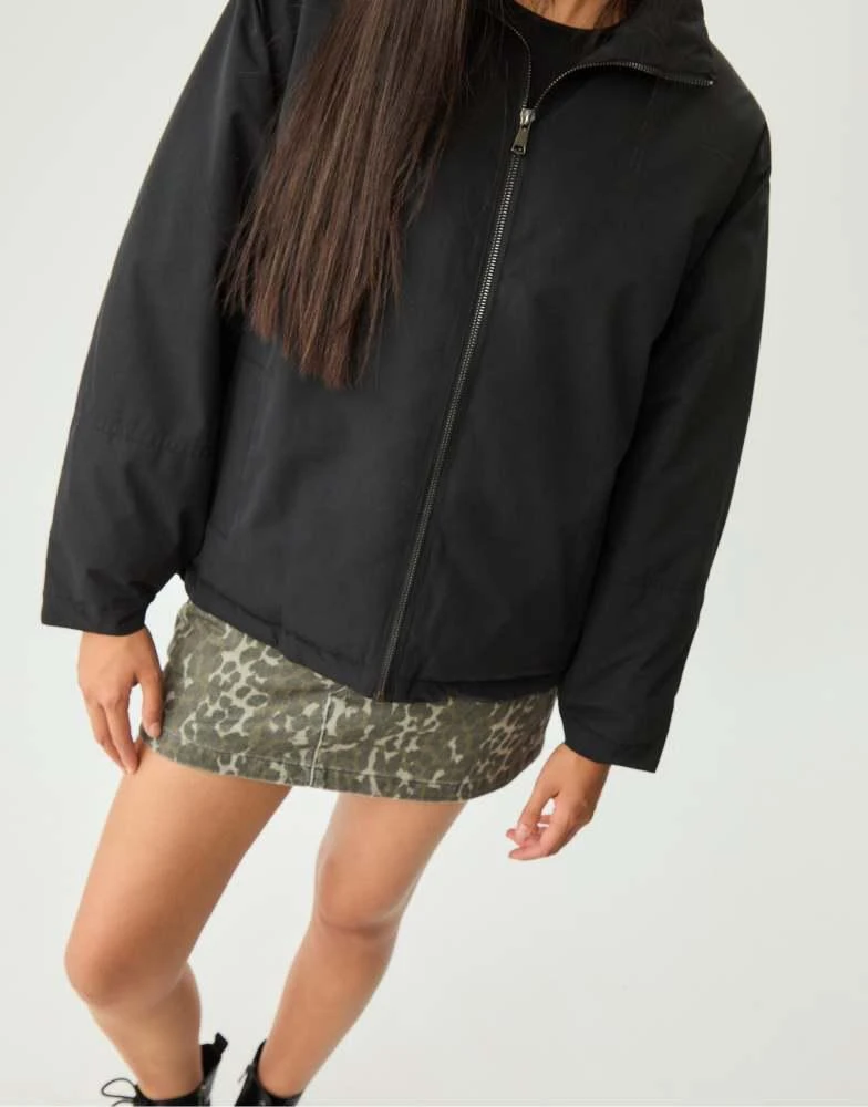 Stradivarius Stradivarius High neck puffer jacket in black 3