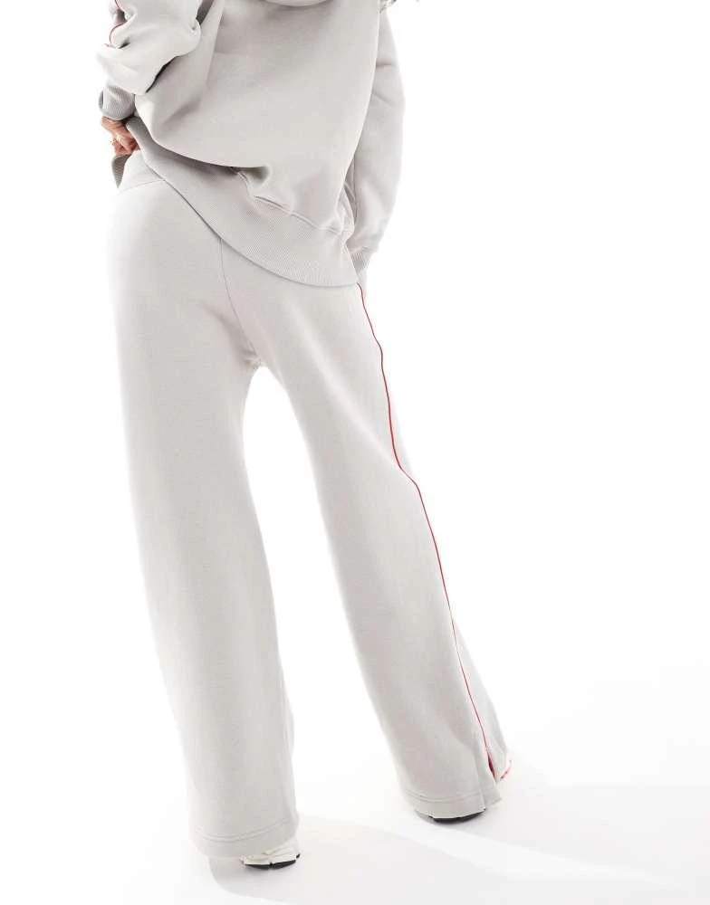 NIKE Nike Trend Phoenix fleece logo joggers in light grey 4