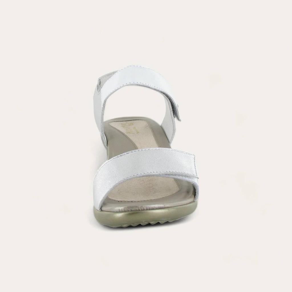 (取寄) ナオト レディース エクスタント Naot women Naot Extant Soft Silver Leather/White Pearl Leather Women's Extant Heel Sandals - Medium In Soft Silver/pearl White
