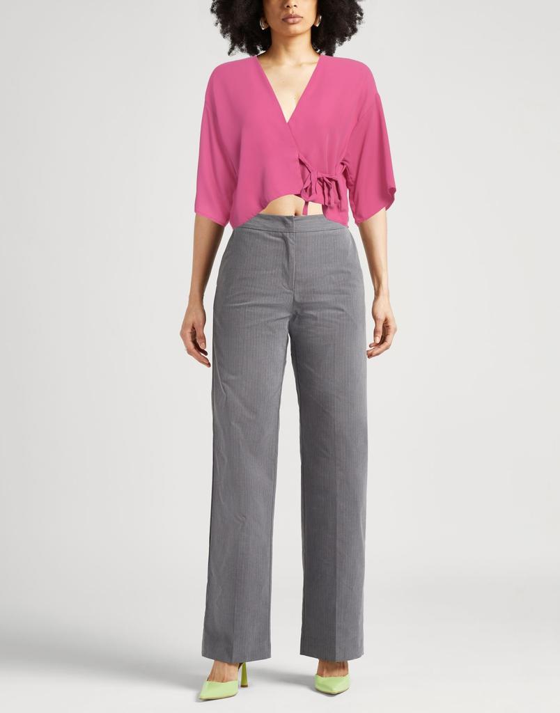 CARACTÈRE Shrug