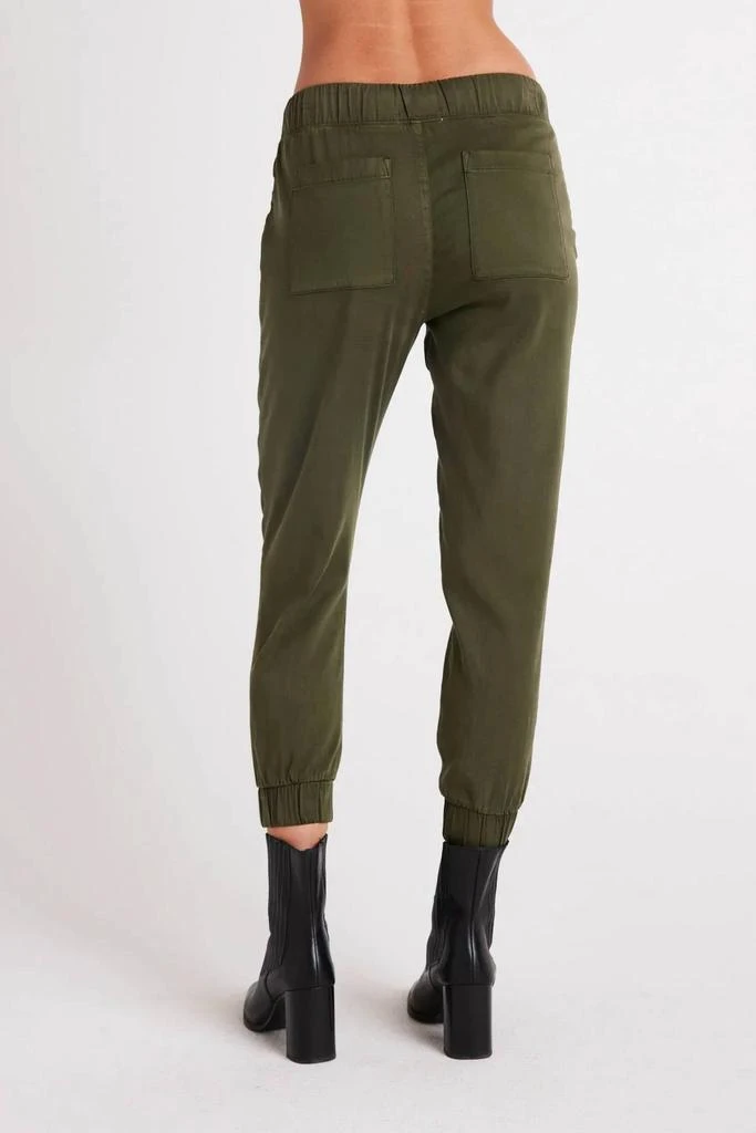 Bella Dahl Pocket Drawstring Jogger In Italian Herb 2