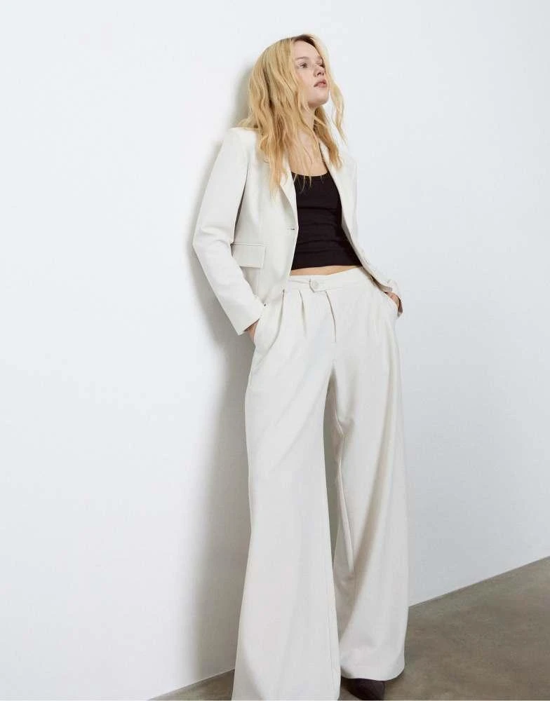 Stradivarius Stradivarius Cropped blazer in ice 2